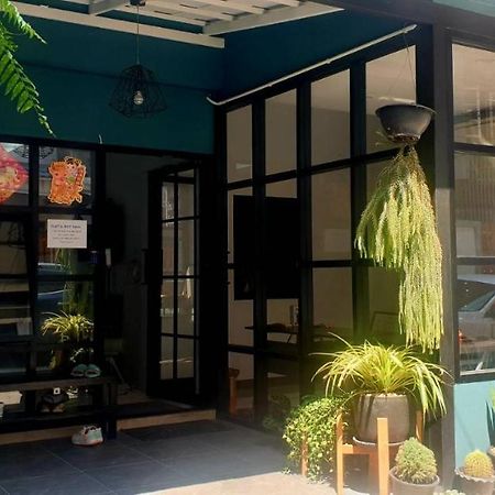 Asok Montri Hostel Bangkok Exterior photo
