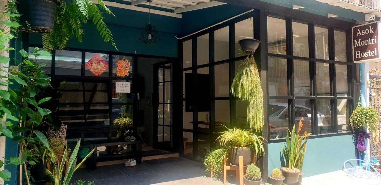 Asok Montri Hostel Bangkok Exterior photo