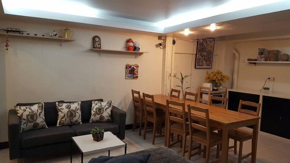 Asok Montri Hostel Bangkok Exterior photo