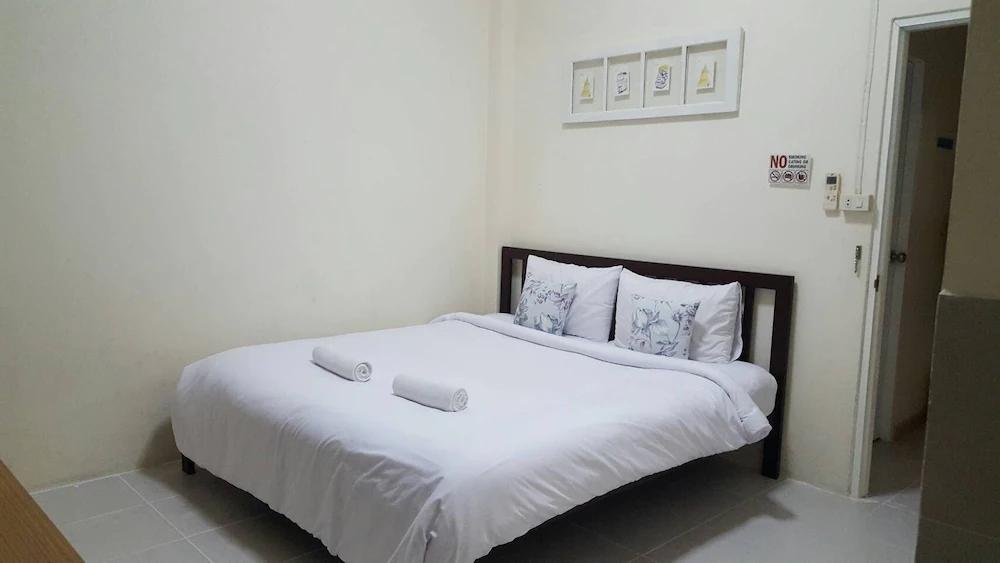 Asok Montri Hostel Bangkok Exterior photo