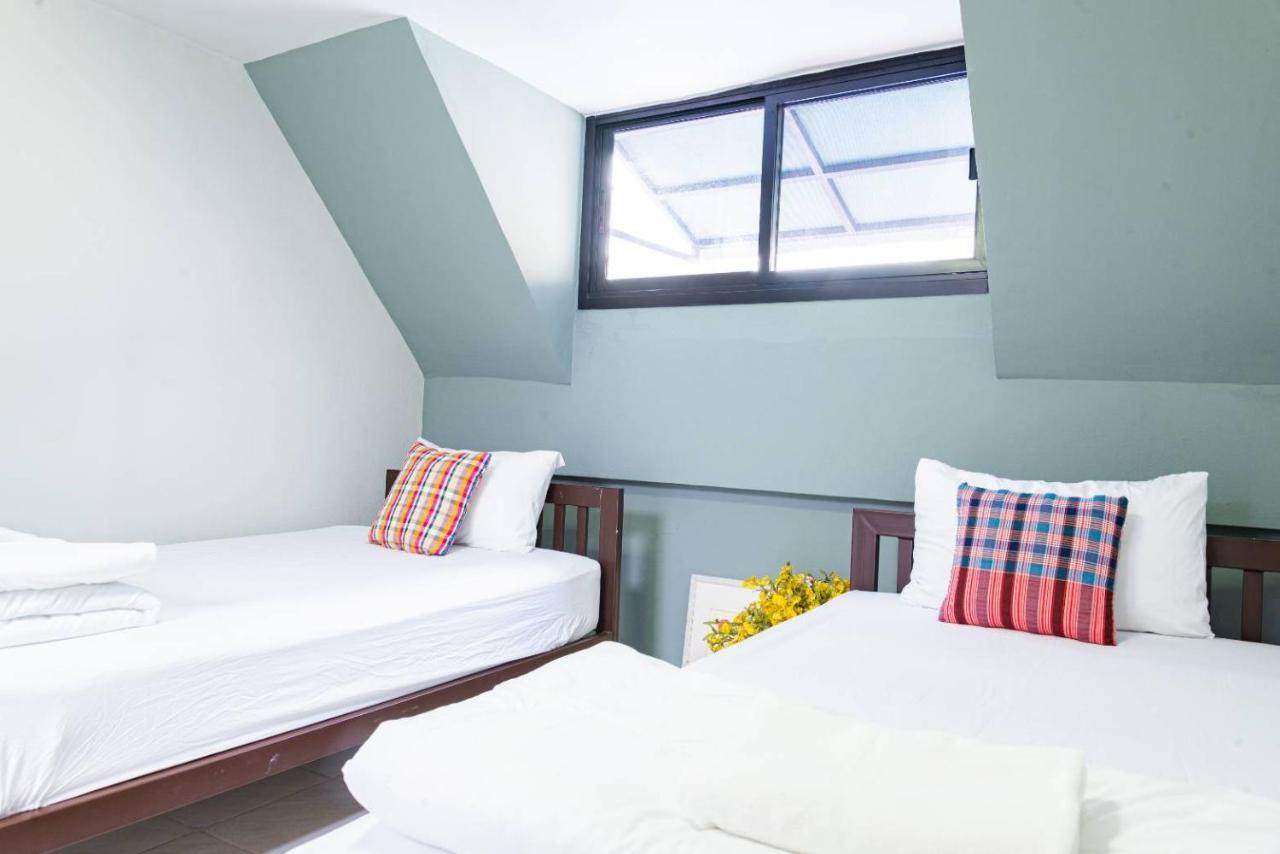 Asok Montri Hostel Bangkok Exterior photo