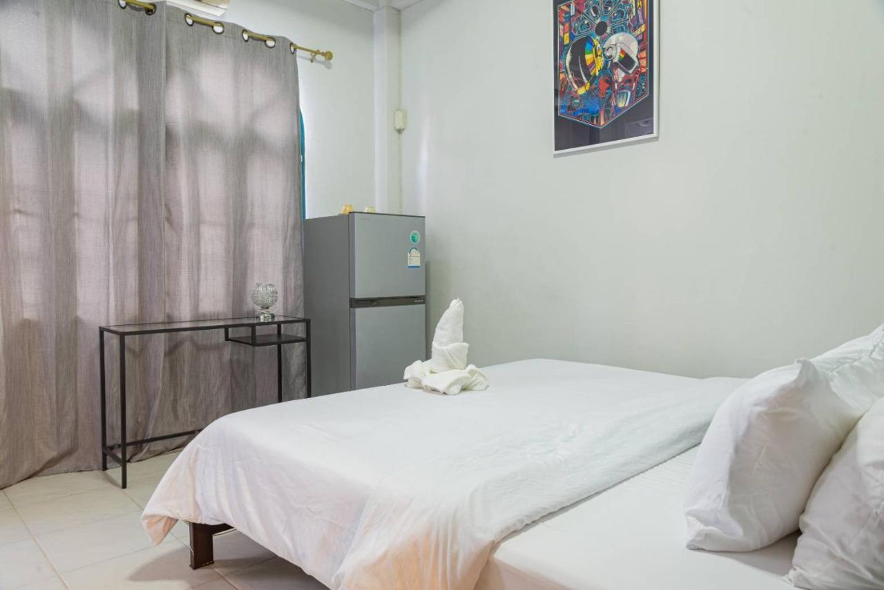 Asok Montri Hostel Bangkok Exterior photo