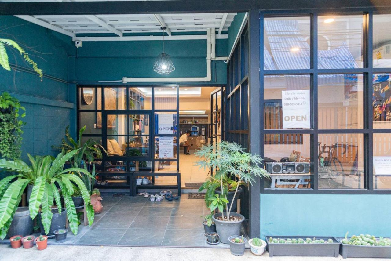 Asok Montri Hostel Bangkok Exterior photo