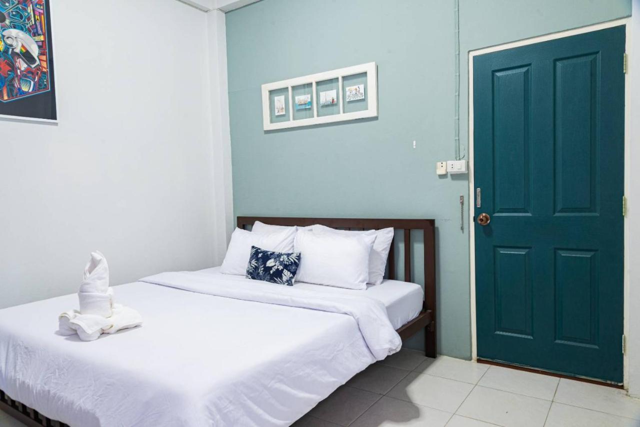 Asok Montri Hostel Bangkok Exterior photo